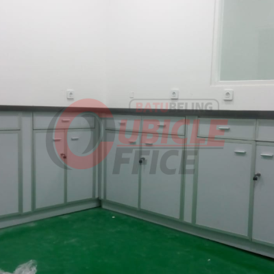 Pemasangan Wall Bench Laboratorium di Klinik Kecantikan Gedangan